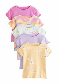 Cinq t-shirts côtelés à manches courtes pour enfants en rose, tourbillon multicolore, blanc avec des formes pastel, lavande et jaune avec des soleils souriants.