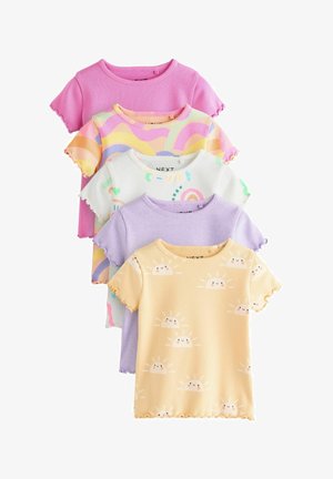 Hvid ribbet kortærmet T-shirt med flerfarvede regnbuemønstre, bølgede kanter og legende designs i pink, blå, grøn og orange.