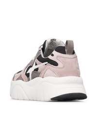Sneaker in suede e mesh di colore rosa, grigio e nero. Suola bianca spessa, ritagli unici e un accento a forma di stella sul lato con una linguetta.