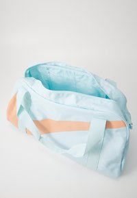 Nike Sportswear GYM CLUB UNISEX - Sports bag - glacier blue/glacier blue/(apricot agate)