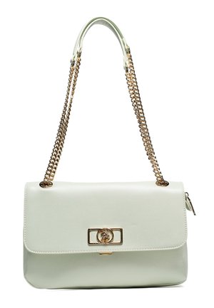 Borsa a mano in pelle bianca testurizzata con tracolla a catena dorata e chiusura rettangolare dorata con emblema decorativo rotondo.
