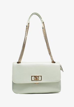 Borsa a mano in pelle bianca testurizzata con tracolla a catena dorata e chiusura rettangolare dorata con emblema decorativo rotondo.