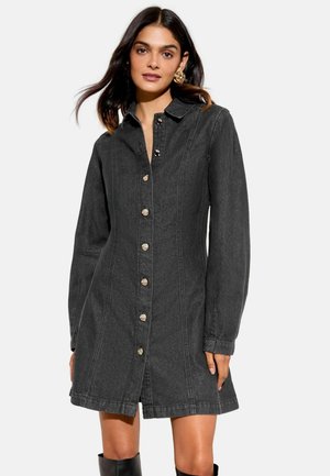 Čierna denimová košeľová šaty s dlhými rukávmi, zapínaním na gombíky vpredu a štruktúrovaným golierom. Obsahuje viditeľné stehy a jemnú textúru.