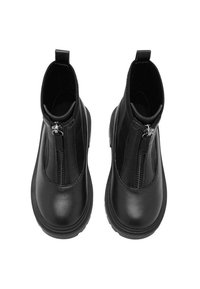 Botas de tobillo de cuero negro con puntera redondeada, cremalleras laterales y suela texturizada. Presentan un acabado suave y una pestaña en la parte posterior.