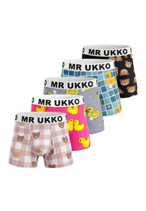 Skjorteløs mand med mullet og overskæg holder hænder under hagen og har beige ternede boxershorts med bjørneansigter og "MR UKKO" taljebånd på.