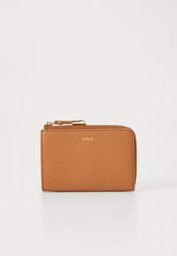 Tasche aus braunem Leder mit strukturiertem Oberflächendesign, goldfarbener Reißverschluss und geprägt Logo. Kompakte rechteckige Form mit einem Rundum-Reißverschluss.