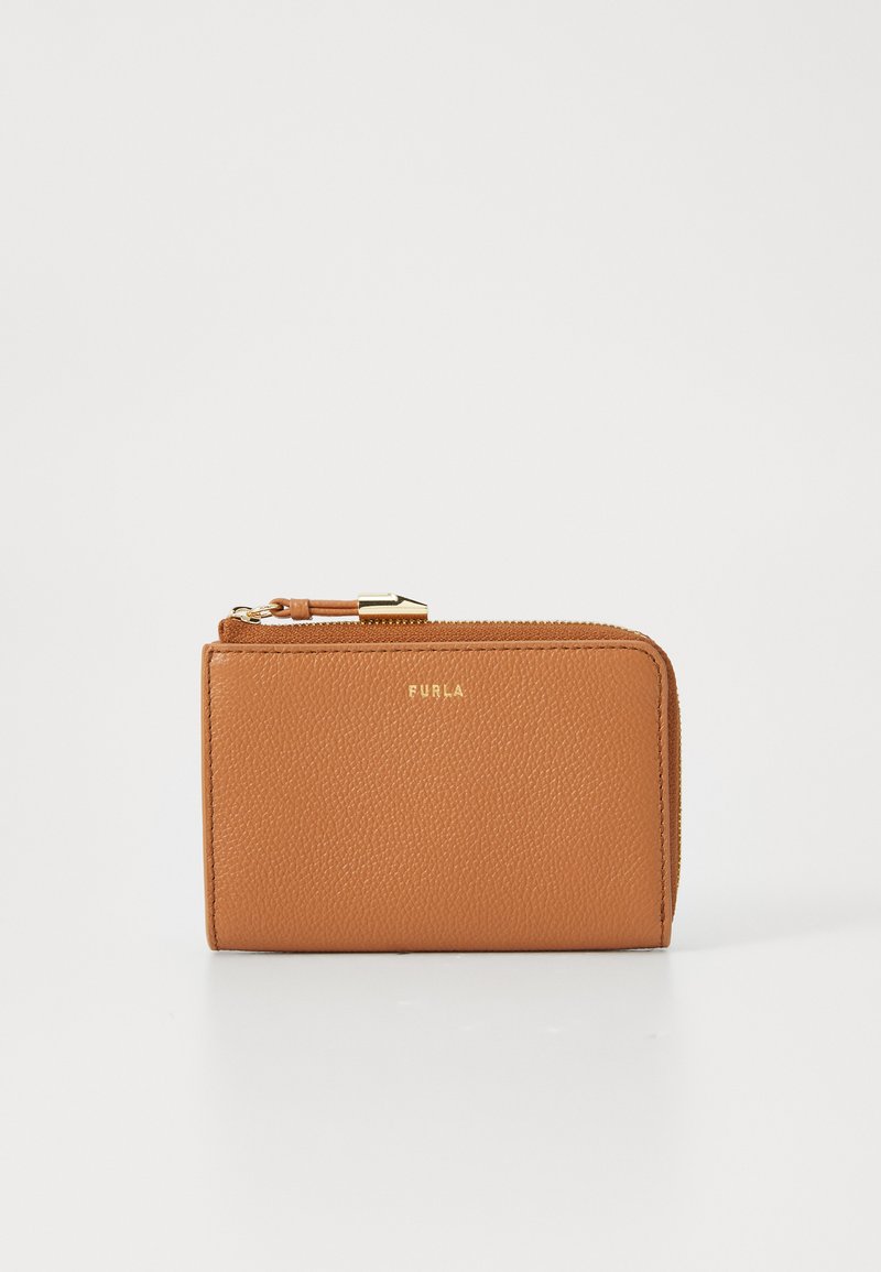 Tasche aus braunem Leder mit strukturiertem Oberflächendesign, goldfarbener Reißverschluss und geprägt Logo. Kompakte rechteckige Form mit einem Rundum-Reißverschluss.