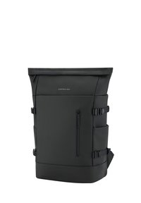 Zaino impermeabile nero con apertura a rotolo, spallacci laterali regolabili, tasca frontale con zip, texture liscia e design minimalista.