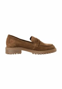 Mocassini in camoscio marrone con punta arrotondata, caratterizzati da una fascia decorativa, cuciture sottili e una suola in gomma strutturata con motivi antiscivolo.