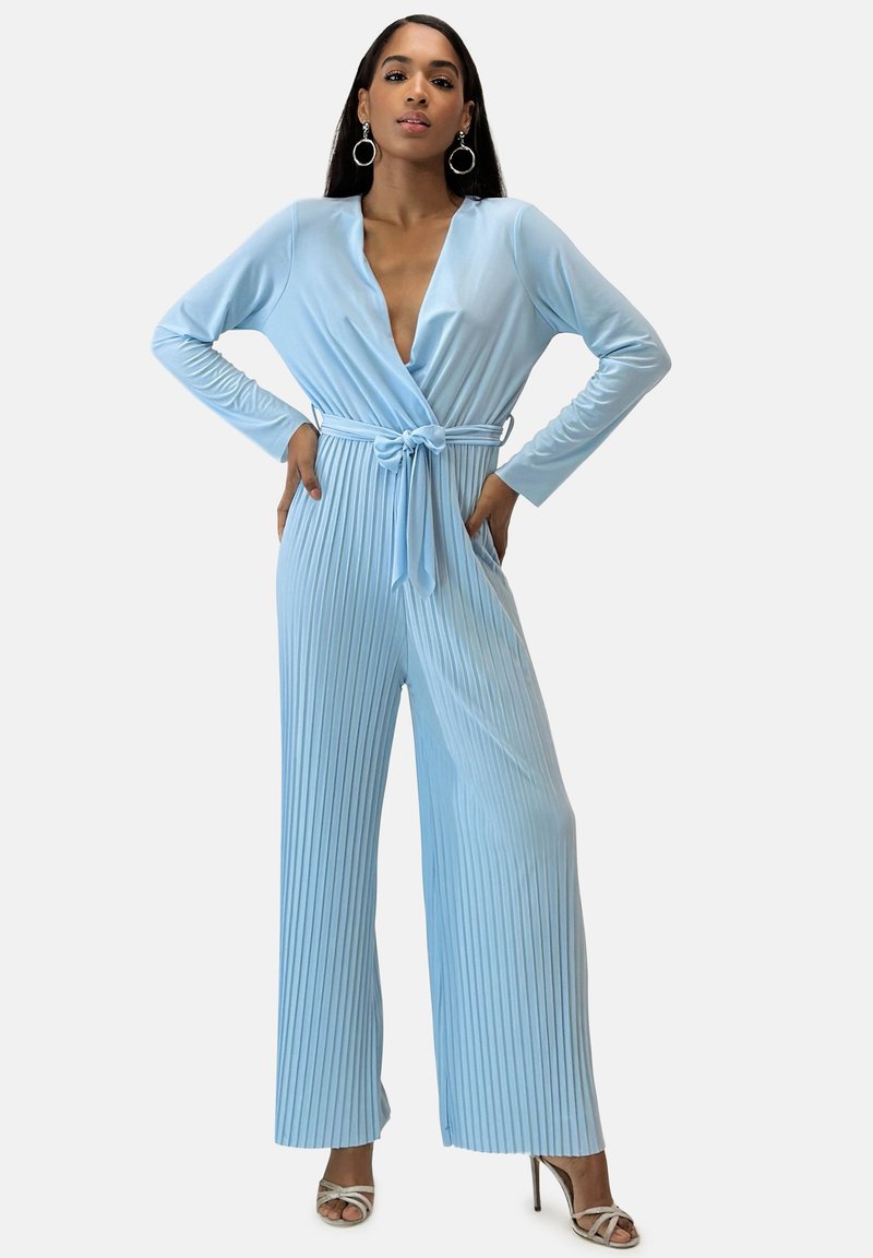 Mono azul claro con mangas largas, escote en V profundo, cintura ceñida y diseño de pierna ancho con pliegues. Tejido suave con un acabado liso.