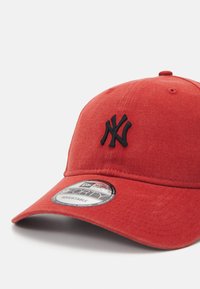 New Era 9FORTY® UNISEX - Lippalakki - red/black