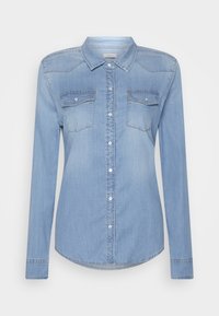 Camicia di denim azzurro chiaro con maniche lunghe, chiusura con bottoni davanti, due tasche sul petto e orlo arrotondato. Presenta un colletto classico e cuciture in contrasto.