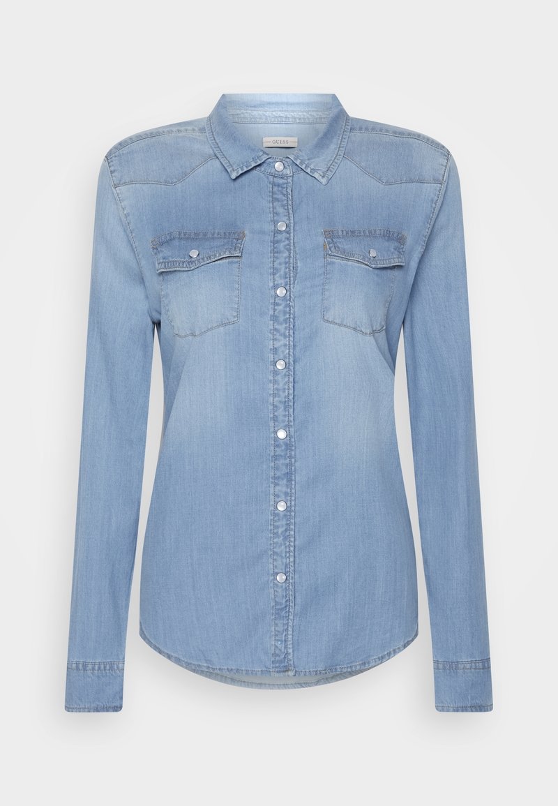 Camicia di denim azzurro chiaro con maniche lunghe, chiusura con bottoni davanti, due tasche sul petto e orlo arrotondato. Presenta un colletto classico e cuciture in contrasto.