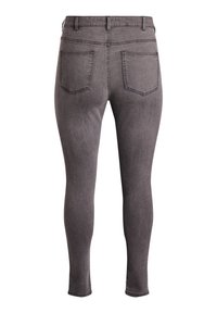 Jeans skinny en denim gris avec taille haute, deux poches arrière et détails de couture subtils. Texture lisse et silhouette ajustée.