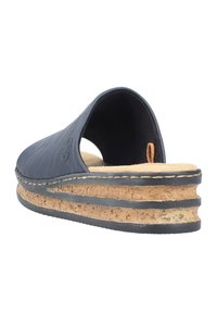 Des sandales à glissière en liège bleu marine avec une large sangle arrondie et un dessus en cuir texturé. Elles présentent un bord cousu et un accent tissé.