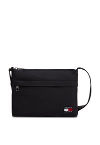 Μαύρο τσαντάκι χειρός από νάιλον με φερμουάρ, αποσπώμενο λουράκι για τον καρπό και μικρό αυτοκόλλητο λογότυπο σε κόκκινο, λευκό και μπλε. Υφή με ανάγλυφη επιφάνεια.