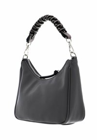 Sac à main noir au design souple et structuré. Dispose d'une bandoulière tressée et de ferrures argentées. Comprend une fermeture éclair pour plus de sécurité.