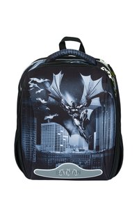 Schwarzer Rucksack mit einem Grafikdesign von Batman vor einer Stadt-Silhouette. Aus strapazierfähigem Stoff, mit einem auffälligen "BATMAN"-Logo in Grau.