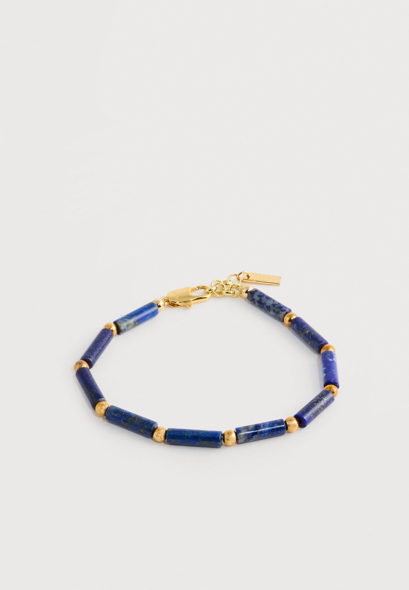 Bracelet avec des pierres cylindriques bleues alternées et de petites perles en or, fixé par un fermoir homard en or et une chaîne d'extension.