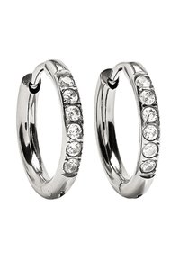Srebrne kolczyki w kształcie kółek z gładkim wykończeniem i osadzonymi przezroczystymi cyrkoniami po jednej stronie, z bezpiecznym zapięciem.