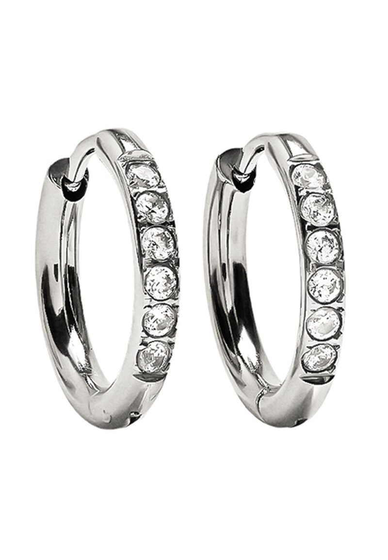 Srebrne kolczyki w kształcie kółek z gładkim wykończeniem i osadzonymi przezroczystymi cyrkoniami po jednej stronie, z bezpiecznym zapięciem.