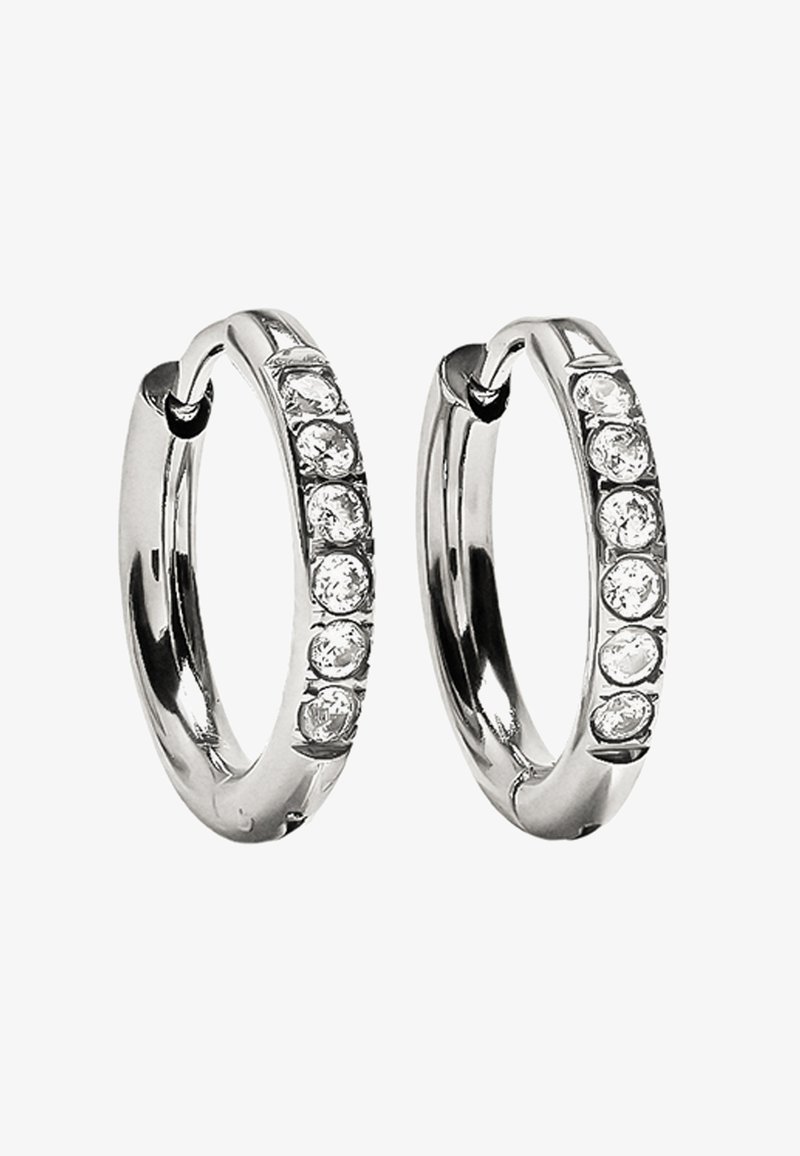 Srebrne kolczyki w kształcie kółek z gładkim wykończeniem i osadzonymi przezroczystymi cyrkoniami po jednej stronie, z bezpiecznym zapięciem.