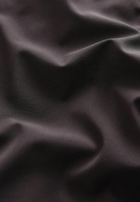 Must foonitud must satin kangas, mis näitab sileda ja läikiva pinna ning õrnade voldikute ja lainetega, rõhutades oma pehmet tekstuuri ja rikast värvi.