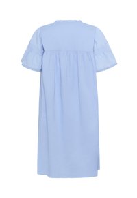 Ljusblå bomullsklänning med korta svängande ärmar, volangkrage och rynkad bakdetalj. Mjuk textur och luftig passform.