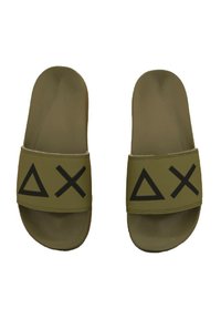 Infradito verde oliva con cinturini larghi che presentano simboli geometrici neri (triangolo, cerchio e croce) sul davanti. Soletta testurizzata.