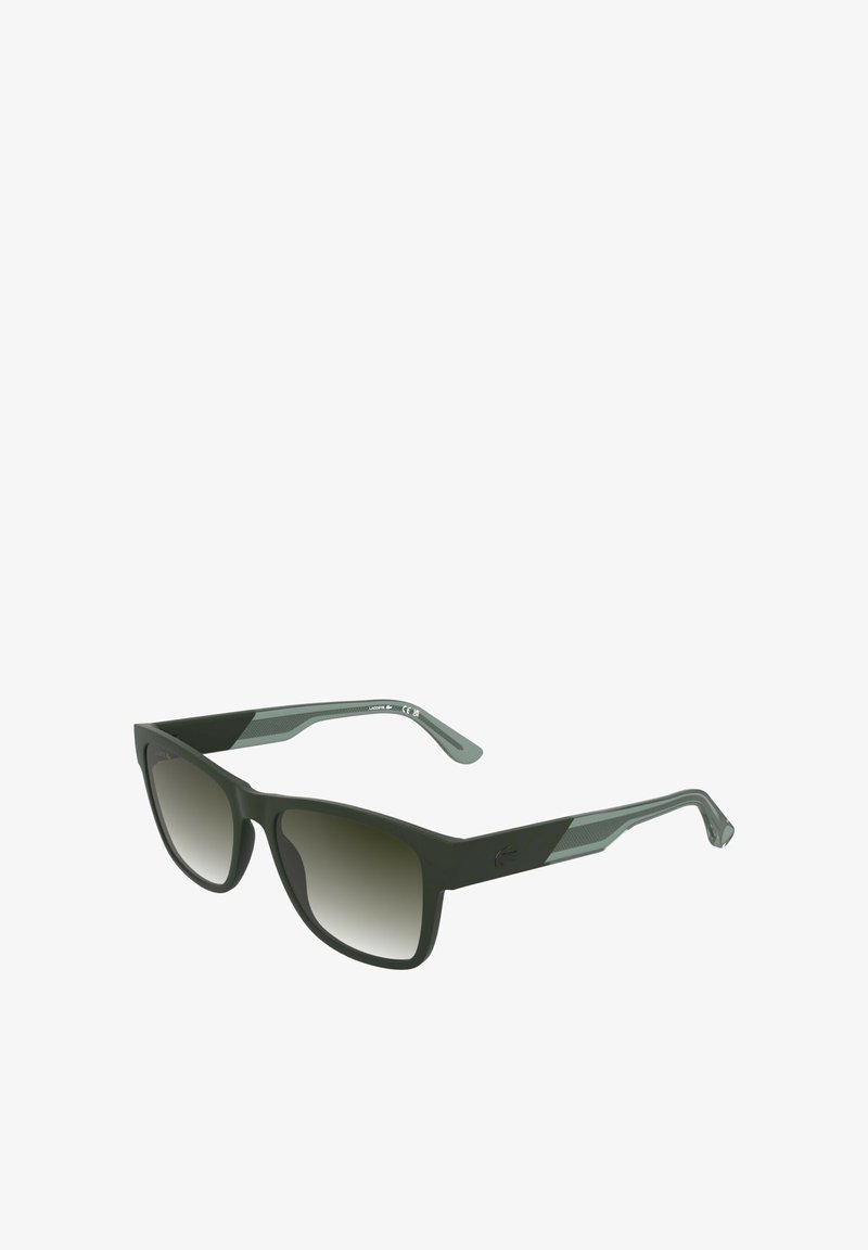 Lunettes de soleil rectangulaires vert foncé avec verres dégradés et branches texturées, inclinées pour montrer les détails latéraux et le logo de la marque sur la monture.