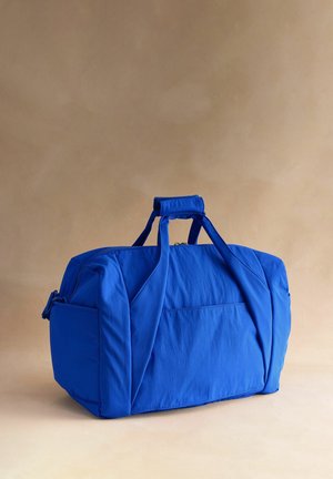 Niebieska torba typu duffel wykonana z lekkiego materiału, z podwójnymi uchwytami, zamkiem błyskawicznym i przednią kieszenią. Gładka faktura, kompaktowy prostokątny kształt.