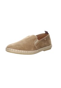 Zapatos beige sin cordones con parte superior de ante perforado, borde de yute estilo espadrille a lo largo de la suela y una pestaña de tejido estampado en la parte trasera.