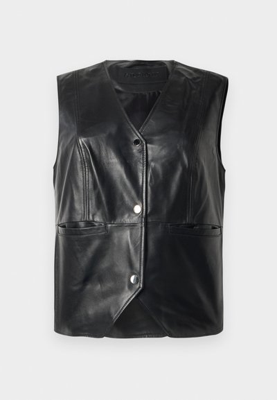 Čierny bezrukávový kožený vest s výstrihom do V, prednými tlačidlami a dvoma horizontálnymi šikmými vreckami, vystavený na bielom pozadí.