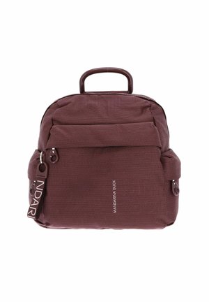 Sac à dos bordeaux en tissu texturé, avec plusieurs poches zippées, une poignée supérieure robuste et un logo à l'avant.