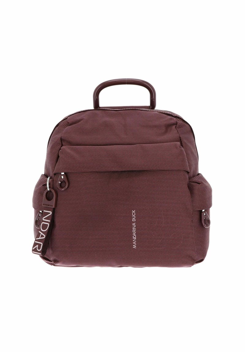 Sac à dos bordeaux en tissu texturé, avec plusieurs poches zippées, une poignée supérieure robuste et un logo à l'avant.