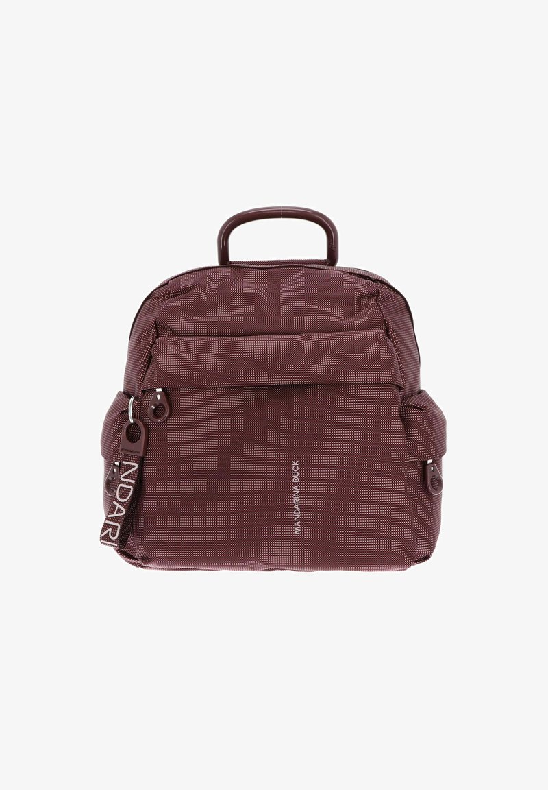 Sac à dos bordeaux en tissu texturé, avec plusieurs poches zippées, une poignée supérieure robuste et un logo à l'avant.