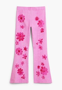 Ružové rozšírené nohavice s kvetinovými vzormi v rôznych odtieňoch ružovej. Vyrobené z mäkkého materiálu, so zamatovo hladkým povrchom a elastickým pásom.