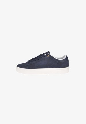 Sneaker in suede navy con suola in gomma bianca, lacci piatti e occhielli rotondi. Texture liscia con un design minimalista.
