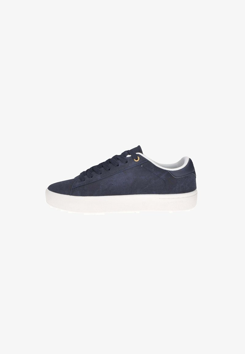 Sneaker in suede navy con suola in gomma bianca, lacci piatti e occhielli rotondi. Texture liscia con un design minimalista.