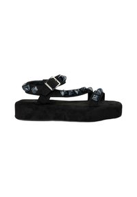Schwarze Wildleder-Plateausandalen mit gemusterten Stoffriemen, die über einen Schnallenverschluss verfügen. Das Design beinhaltet eine dicke Sohle und strukturierte Akzente.