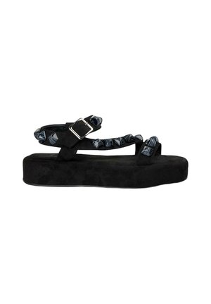 Schwarze Wildleder-Plateausandalen mit gemusterten Stoffriemen, die über einen Schnallenverschluss verfügen. Das Design beinhaltet eine dicke Sohle und strukturierte Akzente.