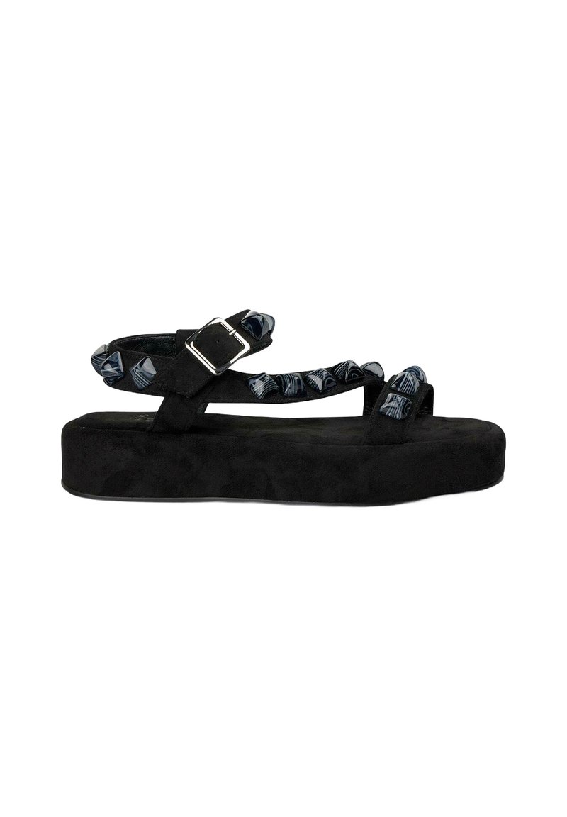 Schwarze Wildleder-Plateausandalen mit gemusterten Stoffriemen, die über einen Schnallenverschluss verfügen. Das Design beinhaltet eine dicke Sohle und strukturierte Akzente.