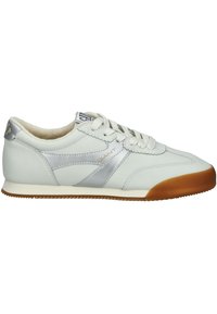 Bílé kožené tenisky se stříbrnými akcenty, texturovaným povrchem a gumovou podrážkou. Obsahují šněrování, polstrovaný límec a boční logo.