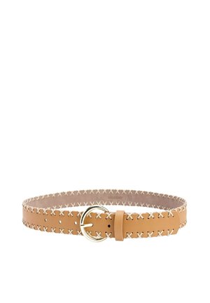 Leren riem in cognackleur met witte kruissteekzomen en een ronde gouden metalen gesp op een witte achtergrond.