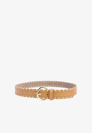 Brązowy skórzany pasek z białym przeszyciem na krawędziach i okrągłą złotą metalową klamrą na białym tle.