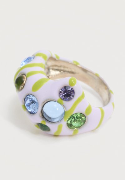 Φαρδύ ασημένιο δαχτυλίδι με κυματιστό λευκό και πράσινο σμάλτο λάιμ, με στρογγυλά μπλε, πράσινα και μοβ πολύτιμους λίθους.