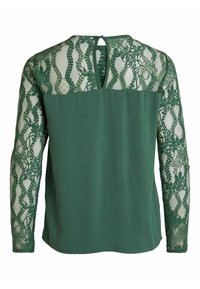 Blusa verde con sovrapposizione in pizzo sulle spalle e sulle maniche, corpo in tessuto liscio e dettaglio a chiave sul retro.
