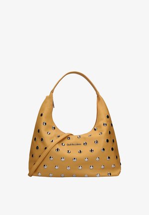 Sac à main en cuir jaune avec des clous ronds en argent, une bandoulière unique et une plus petite bandoulière croisée.