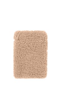 Beige zakje met een gestructureerd, pluizig oppervlak. Heeft ronde hoeken en leren accenten. Compacter rechthoekig ontwerp, zacht materiaal.