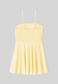 Robe d'été jaune avec un corsage smocké élastique et des fines bretelles. Jupe évasée avec une texture lisse. Tissu léger, idéal pour les temps chauds.